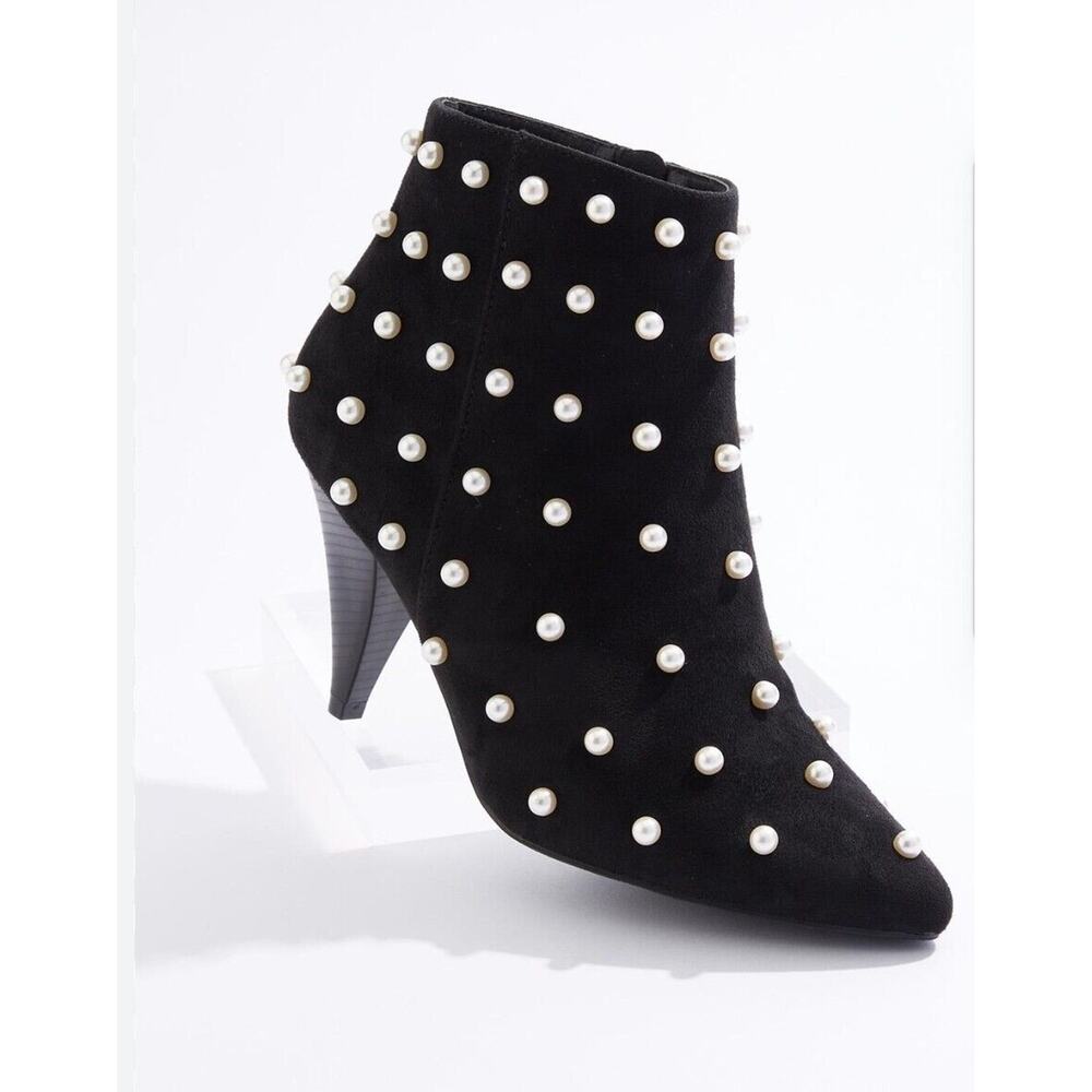 COMFORT EAST NWT Black suede pearl embellished zip up ankle boits with heel.